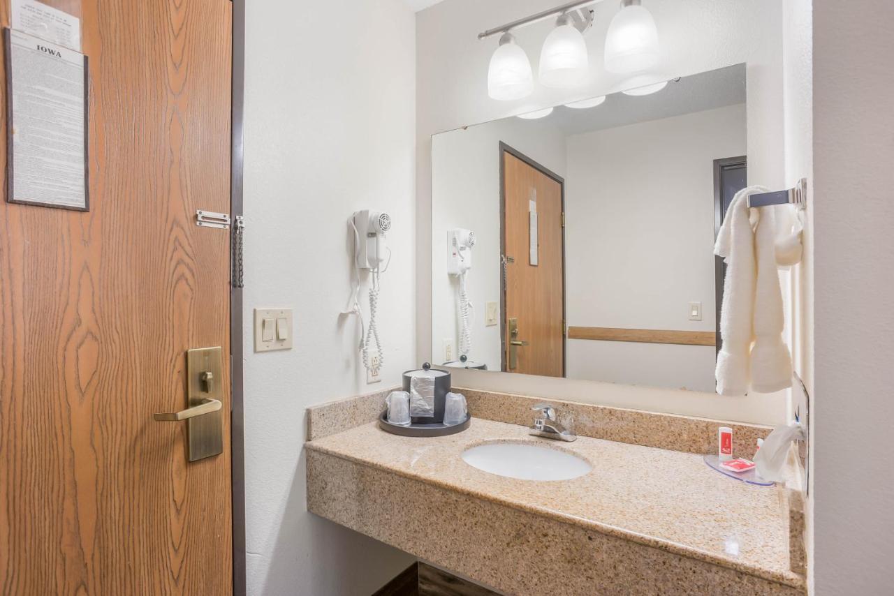 Econo Lodge Airport Cedar Rapids Esterno foto