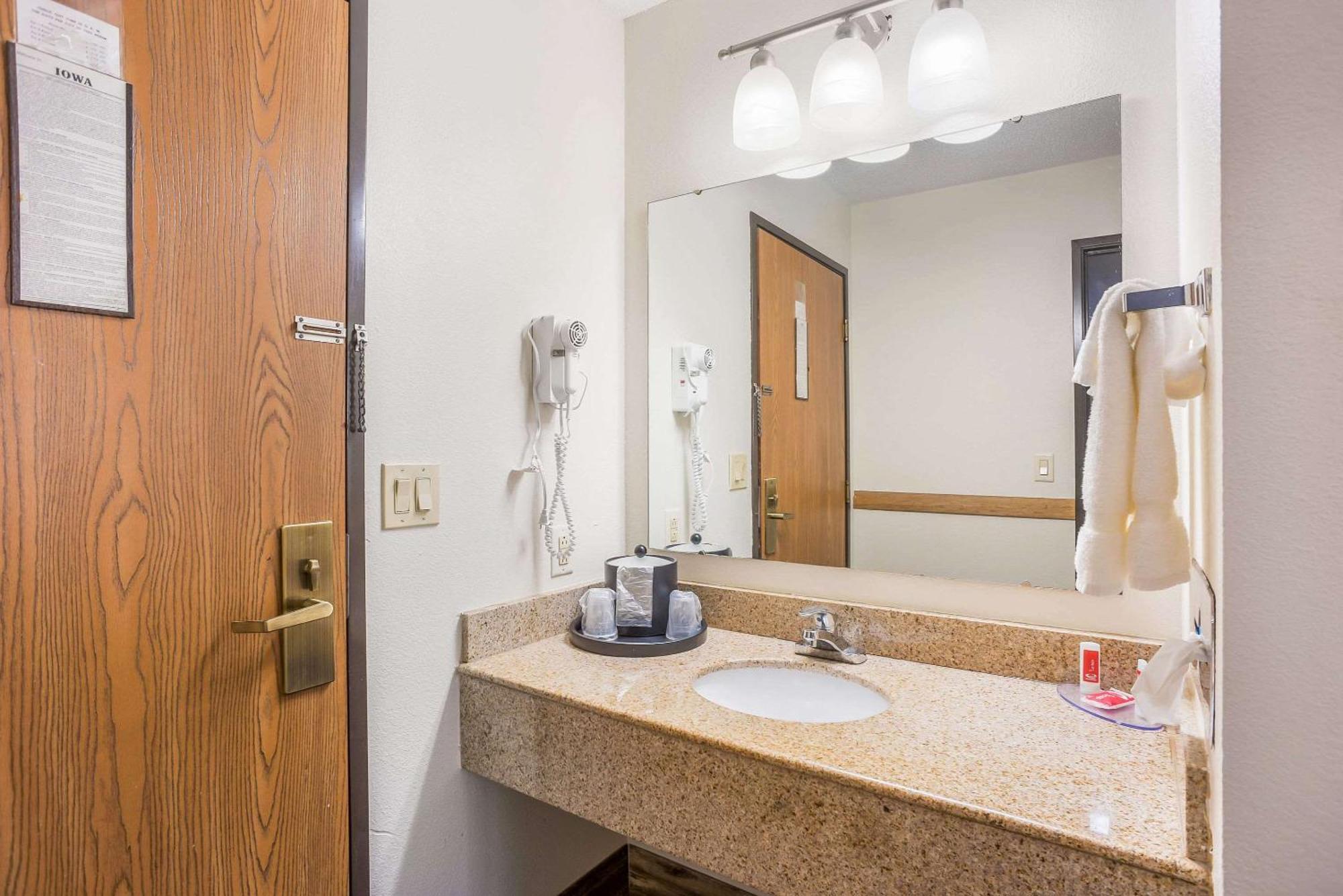 Econo Lodge Airport Cedar Rapids Esterno foto